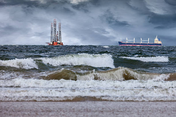 sturm auf dem meer - oil rig sea oil storm stock-fotos und bilder