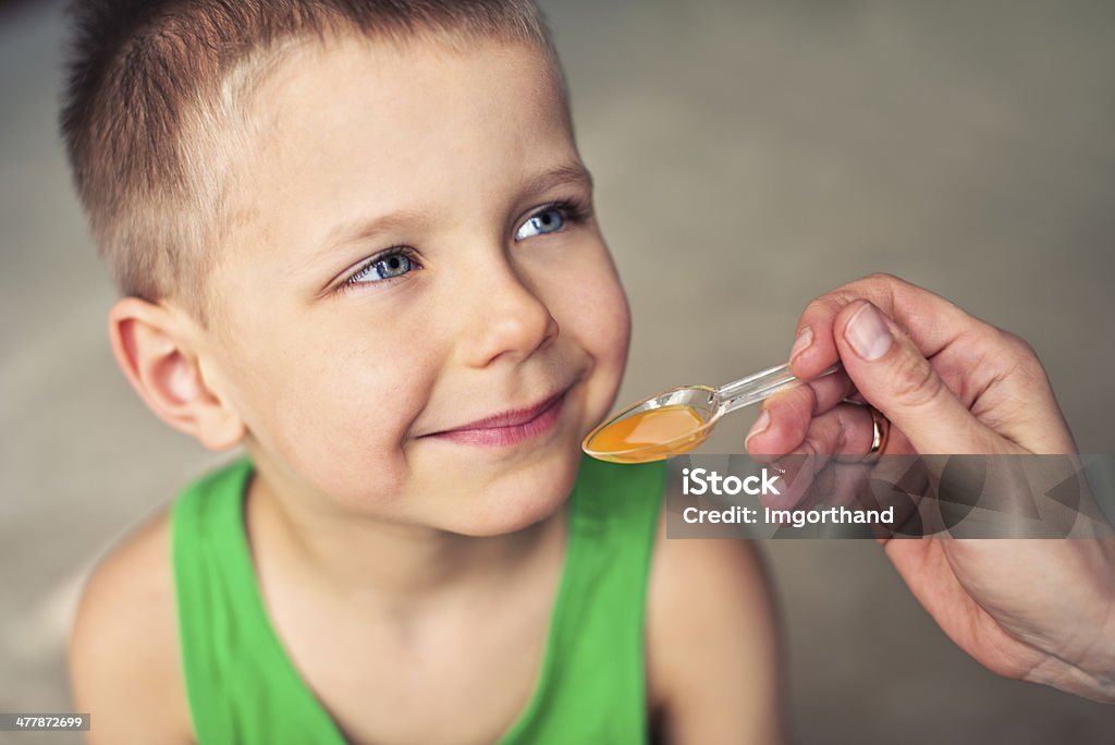 Menino tomar um remédio - Foto de stock de Criança royalty-free