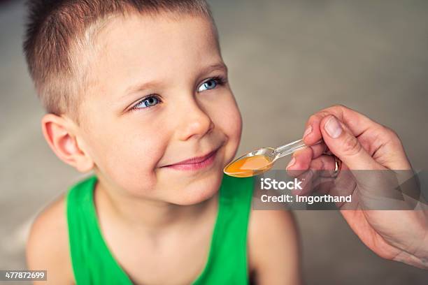 Foto de Menino Tomar Um Remédio e mais fotos de stock de Criança - Criança, Vitamina - Descrição, Tomar Remédio