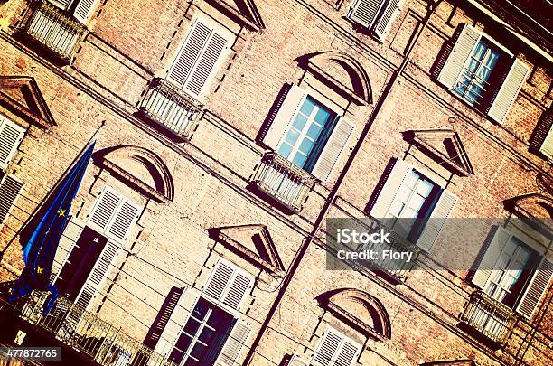 Europa Bandiera Sui Balconi E Windows - Fotografie stock e altre immagini di Ambientazione esterna - Ambientazione esterna, Architettura, Bandiera