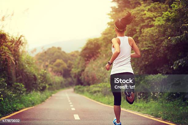 Young Fitness Mujer Corredor Corriendo At Forest Trail Foto de stock y más banco de imágenes de Correr