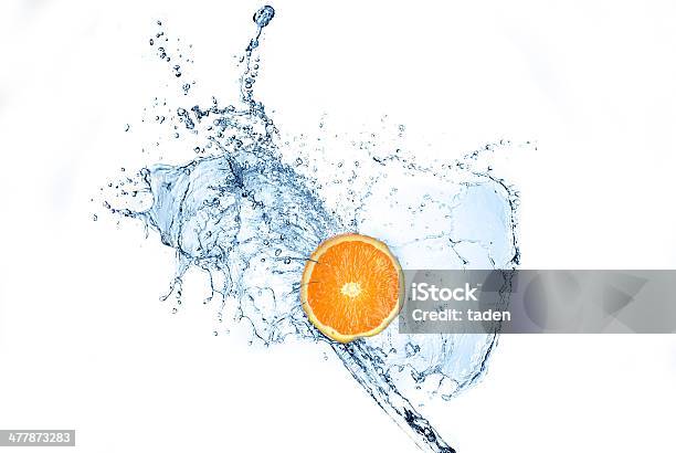 Оранжевый В Splash — стоковые фотографии и другие картинки Апельсин - Апельсин, Взрывающийся, Горизонтальный