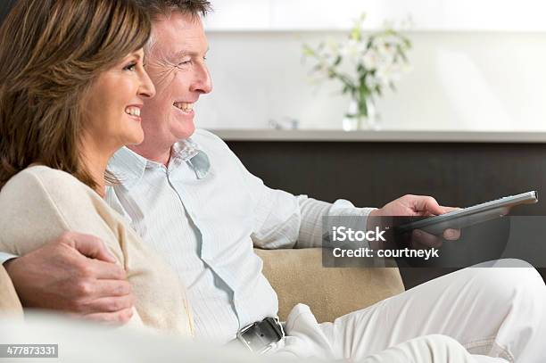 Felice Coppia Matura Guardando La Tv - Fotografie stock e altre immagini di Coppia di età matura - Coppia di età matura, Guardare la TV, 45-49 anni