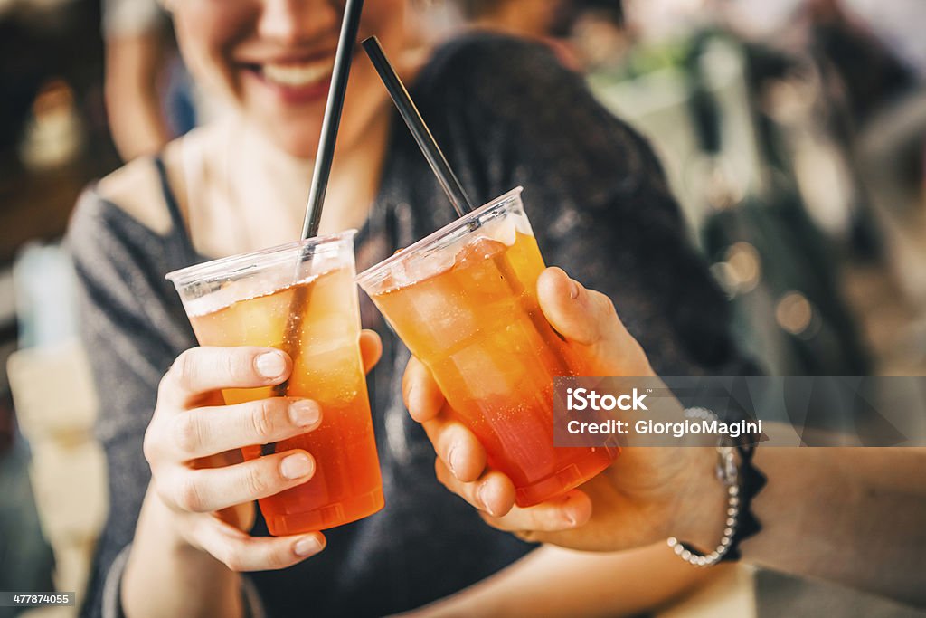 Anstoßen mit Aperitif im Außen-Café - Lizenzfrei Trinken Stock-Foto