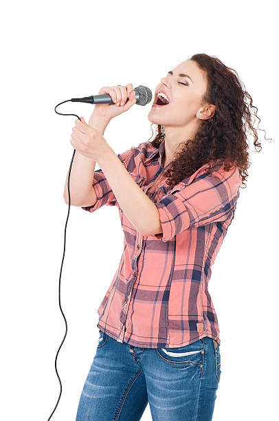 chica con micrófono - singer singing women microphone fotografías e imágenes de stock