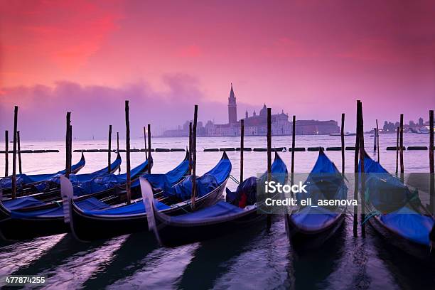 Gondolami Po Zachód Słońca W Wenecji - zdjęcia stockowe i więcej obrazów Badanie - Badanie, Brzask, Canal Grande - Wenecja