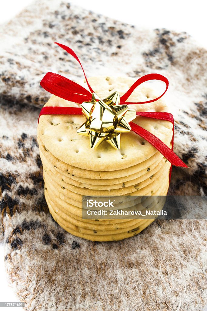 Galletas de Navidad con cinta roja y lazo tejido de invierno mitón - Foto de stock de Al horno libre de derechos