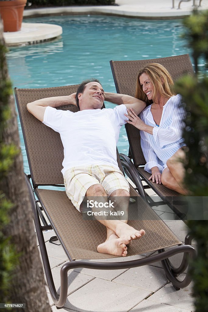 Casal relaxante de Piscina - Royalty-free 40-49 Anos Foto de stock