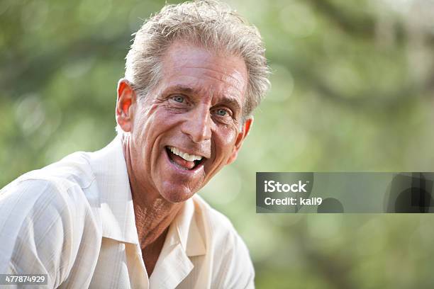 Uomo Anziano Guardando Fotocamera - Fotografie stock e altre immagini di 60-64 anni - 60-64 anni, 60-69 anni, Abbigliamento casual