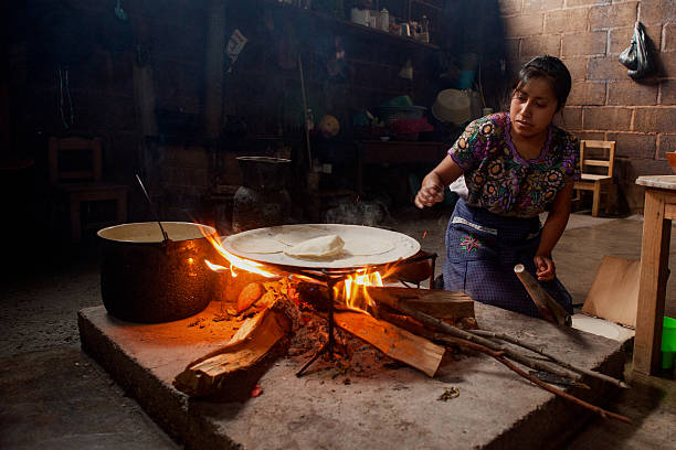 tzotzil mujer hace maíz tortillas en zinacantan/méxico - cocina mexicana con chimenea fotografías e imágenes de stock