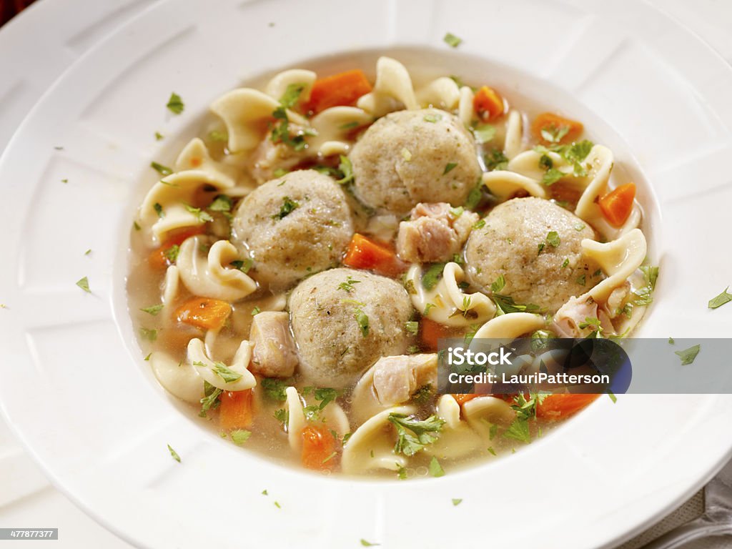 Zuppa di palline Matzah - Foto stock royalty-free di Pallina di matzo