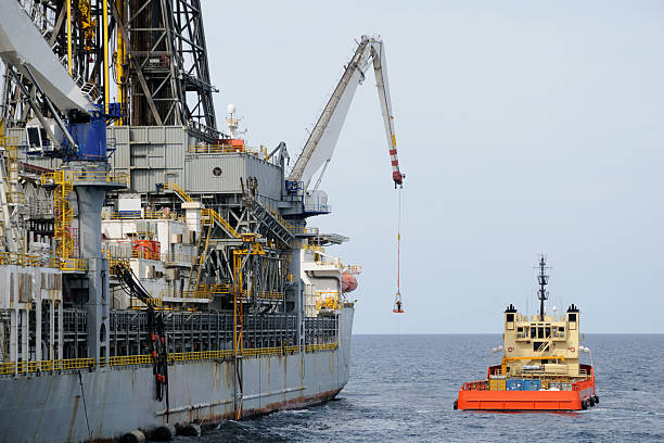 drilling schiff korb transfer - drillship stock-fotos und bilder