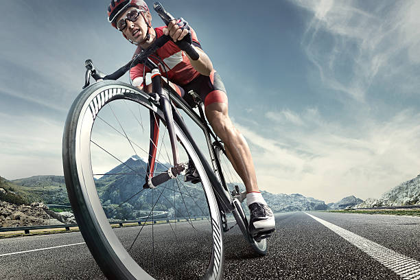 profissional road ciclista - running sprinting blurred motion men - fotografias e filmes do acervo