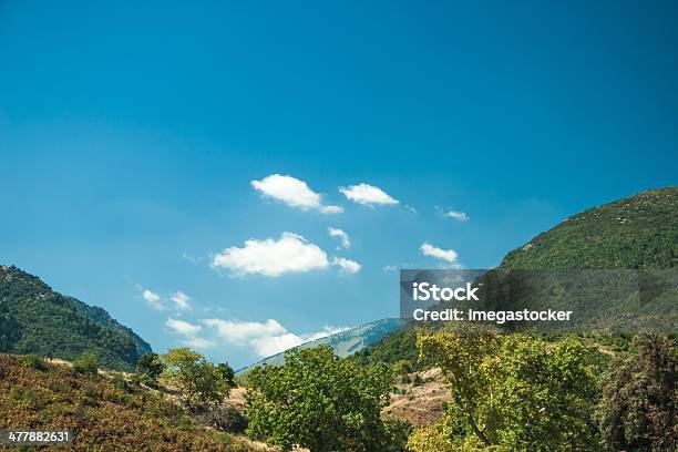 Vista A Las Montañasparque Nacional De Olympus Foto de stock y más banco de imágenes de Aire libre - Aire libre, Aldea, Azul