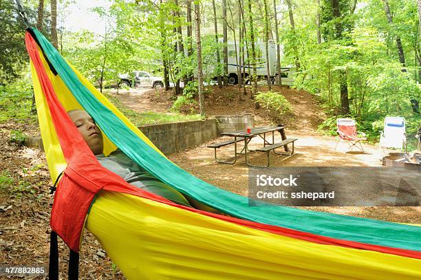 Mädchen Ruhen Auf Der Hängematte Am Campingplatz Stockfoto und mehr Bilder von Camping - Camping, Wohnmobil, Entspannung