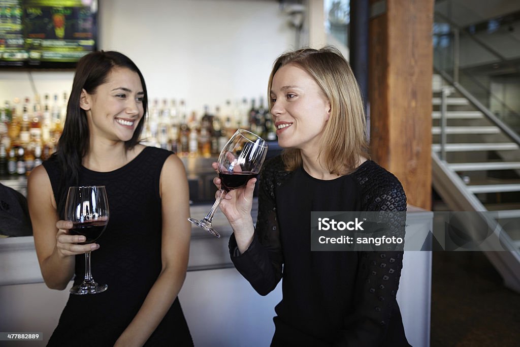2 人の女性とのご歓談やお飲物を、バーカウンター笑顔 - ワインのロイヤリティフリーストックフォト