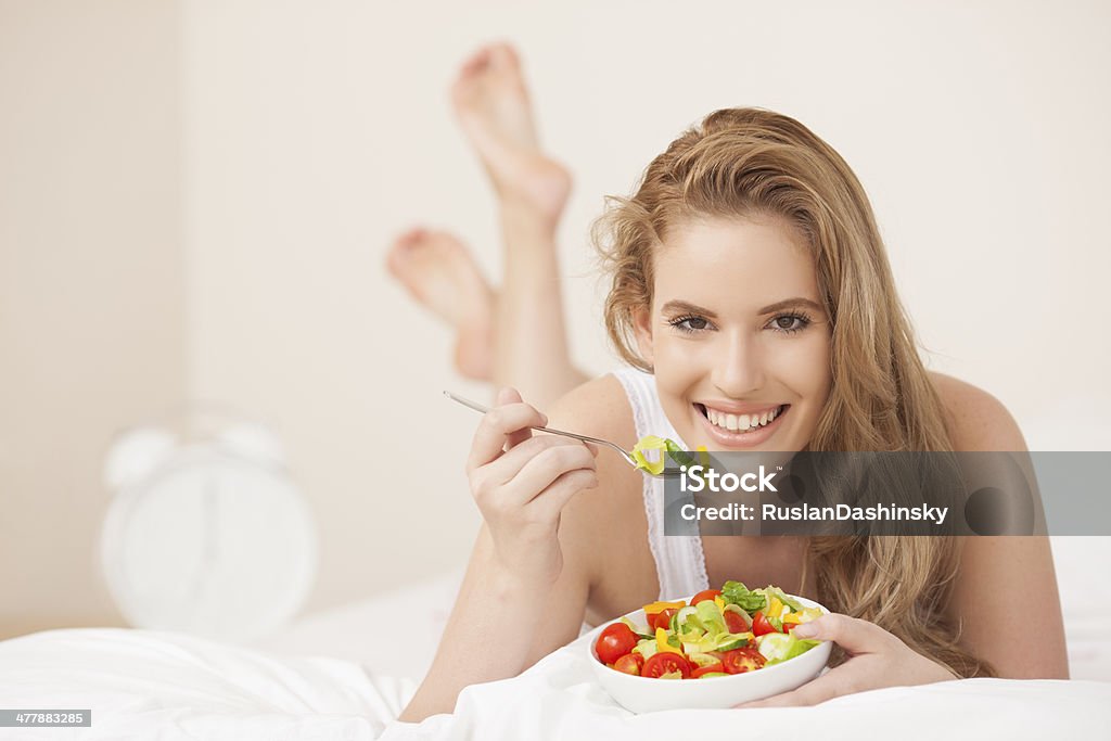 Mulher comendo salada. - Foto de stock de 30 Anos royalty-free