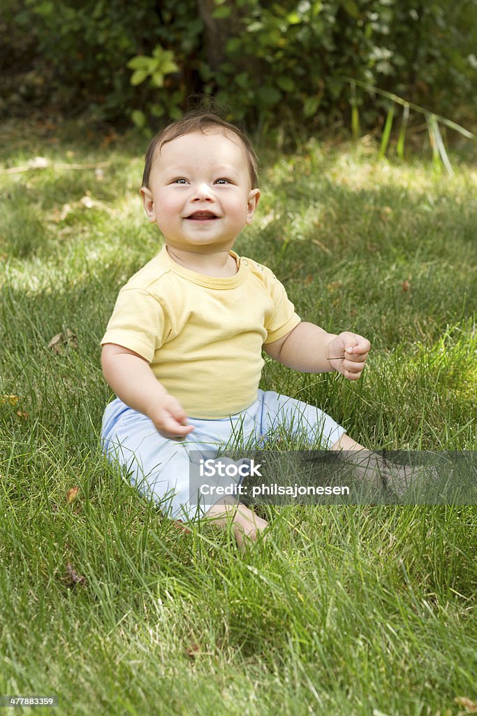 Jovial 인펜트 부러워합니다 바라요 whimsically 앉아 잔디 - 로열티 프�리 6-11 개월 스톡 사진