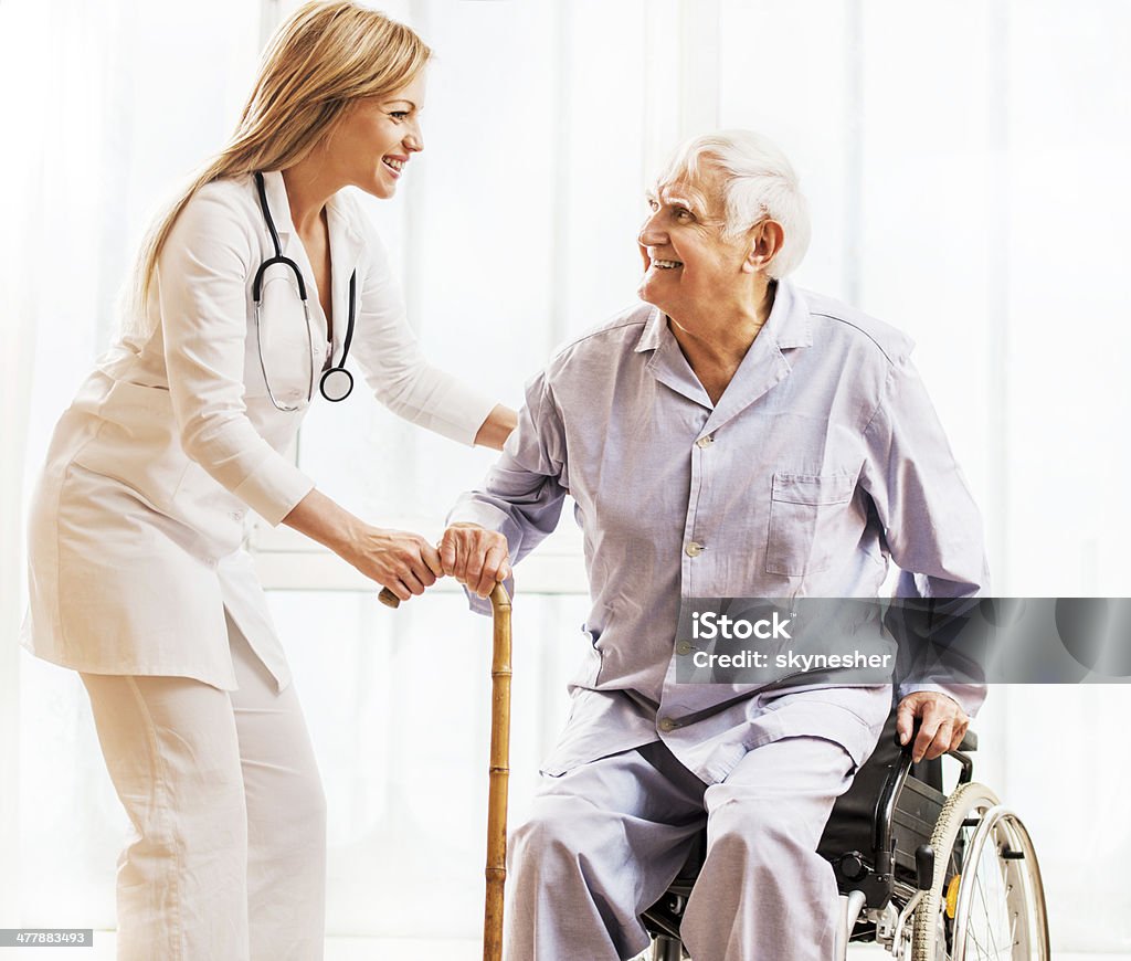 Enthousiaste médecin avec le patient senior. - Photo de Adulte libre de droits