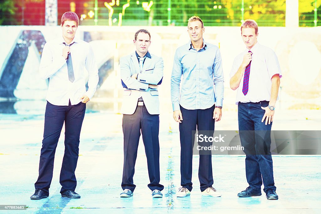 Retrato de jovens adultos ao ar livre - Foto de stock de Adolescente royalty-free