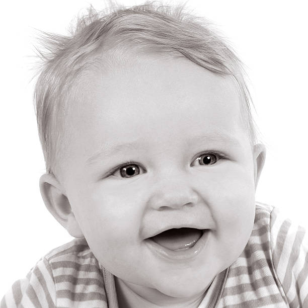 A nove mesi di età bambina ridendo su sfondo bianco - foto stock