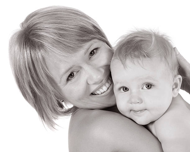Bianco e nero foto di sorridente madre con figlio - foto stock