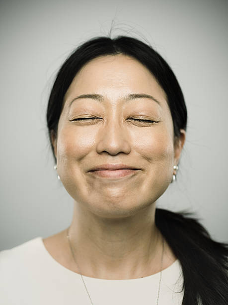 retrato de una joven mujer con sonrisa feliz japonés - portrait human face chinese ethnicity real people fotografías e imágenes de stock