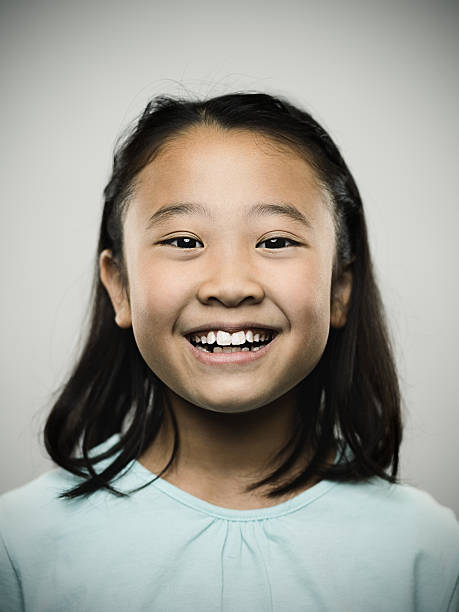 retrato de un joven feliz chica japonés mirando a la cámara. - portrait human face chinese ethnicity real people fotografías e imágenes de stock