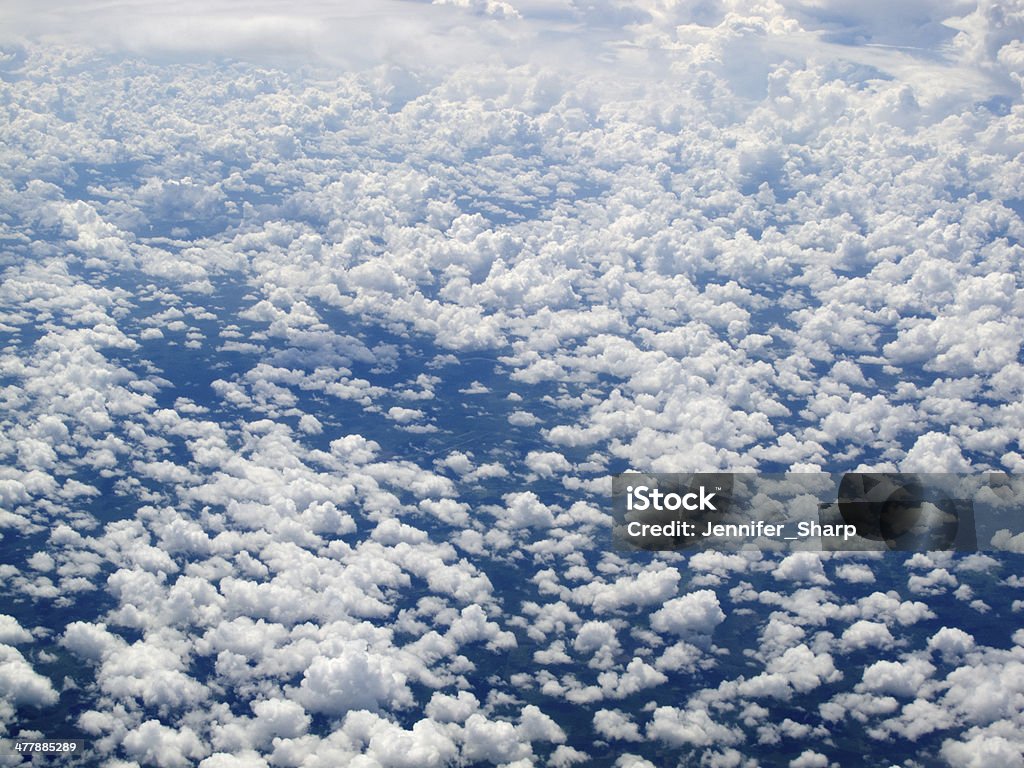 Vista para as nuvens de cima - Foto de stock de Abstrato royalty-free