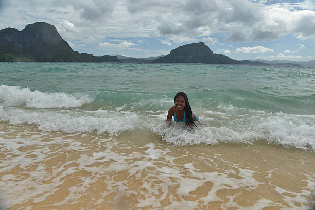 foto de moda de uma philippina na praia exótica - filipino ethnicity women philippines palawan - fotografias e filmes do acervo