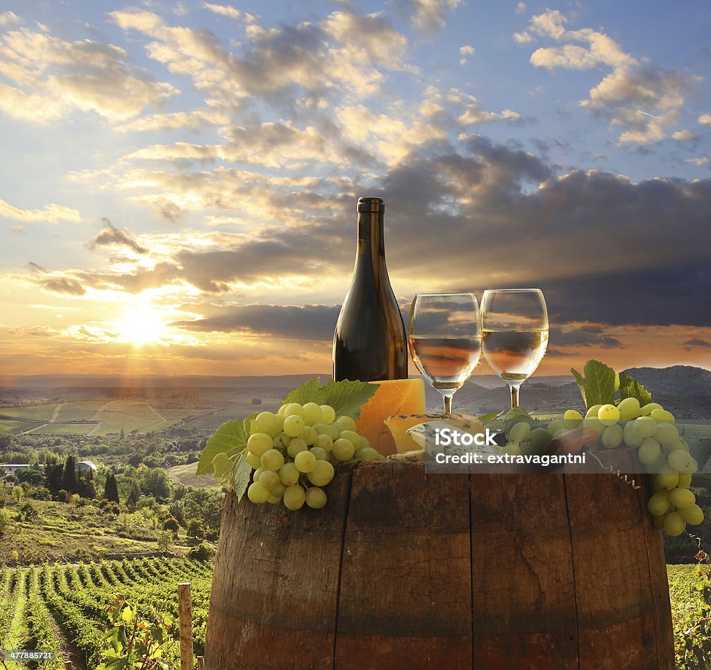 Trepadeira paisagem com vinho ainda-vida com Chianti, Toscana, Itália - Foto de stock de Adega - Característica arquitetônica royalty-free
