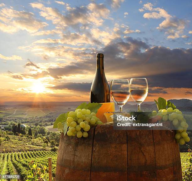 Foto de Trepadeira Paisagem Com Vinho Aindavida Com Chianti Toscana Itália e mais fotos de stock de Adega - Característica arquitetônica