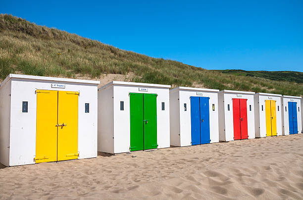 multicolore inglese capanne sulla spiaggia - woolacombe foto e immagini stock