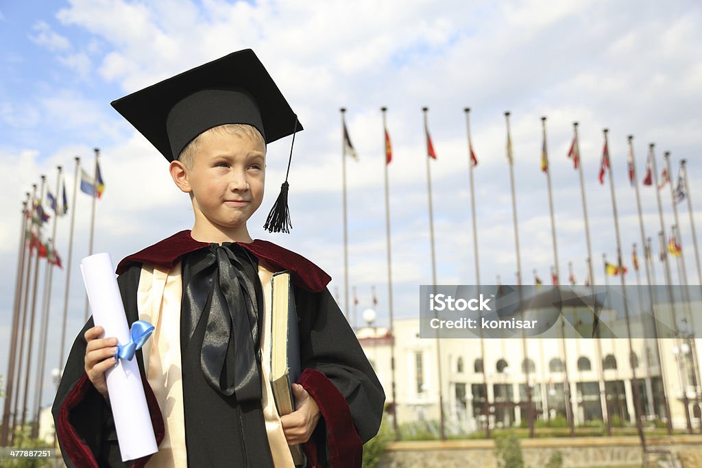 Мальчик-выпускник и книги, Диплом - Стоковые фото Акад�емическая шапочка роялти-фри