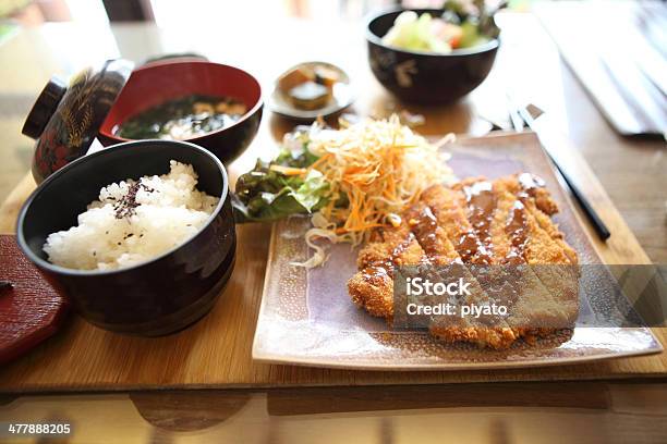 Photo libre de droit de Tonkatsu Côtelette De Porc banque d'images et plus d'images libres de droit de Aliment - Aliment, Assiette, Brassicaceae