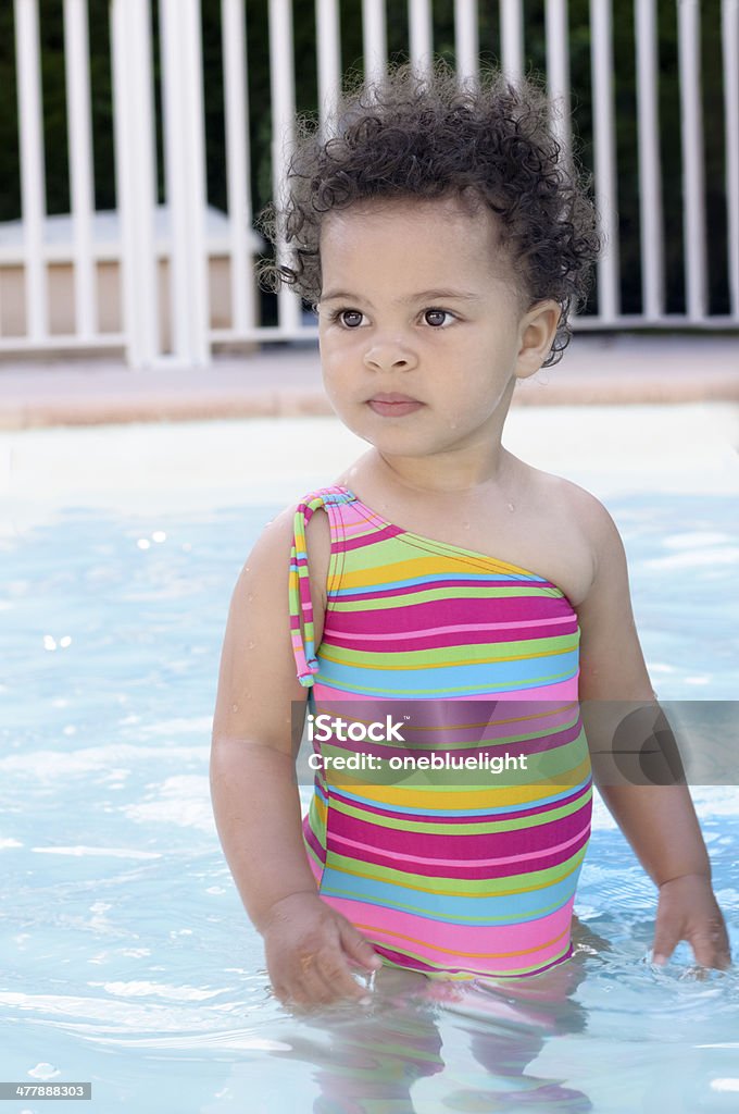 Bebê Menina 20 meses de idade, de pé na piscina - Royalty-free Bebés Meninas Foto de stock