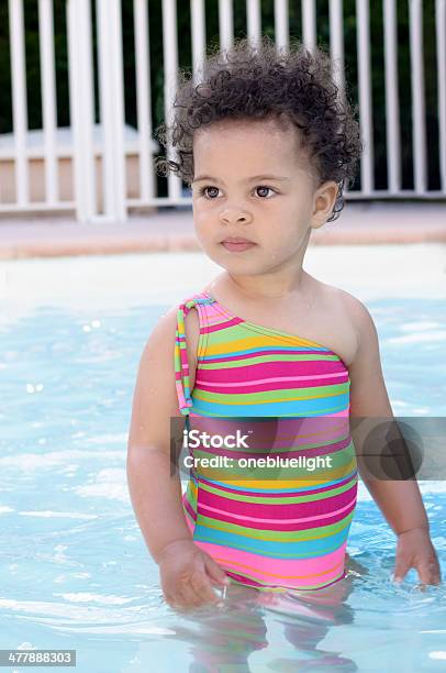 Bebê Menina 20 Meses De Idade De Pé Na Piscina - Fotografias de stock e mais imagens de Bebés Meninas - Bebés Meninas, Roupa de Natação, 18 a 23 Meses