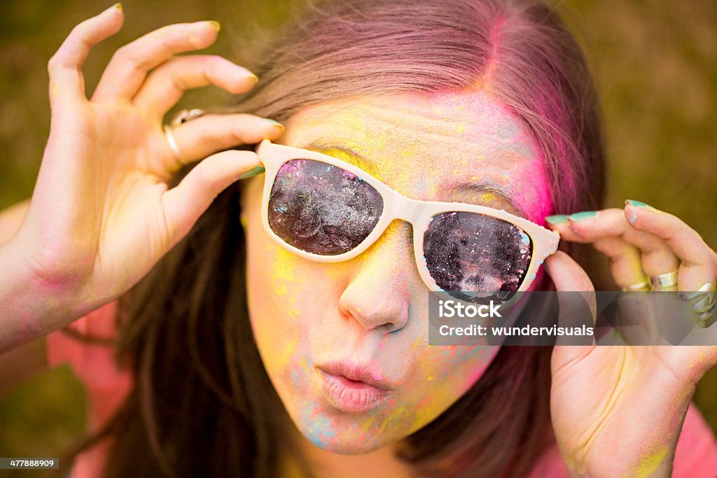 Fille de Hipster avec lunettes de soleil au Festival de Holi - Photo de Adolescence libre de droits