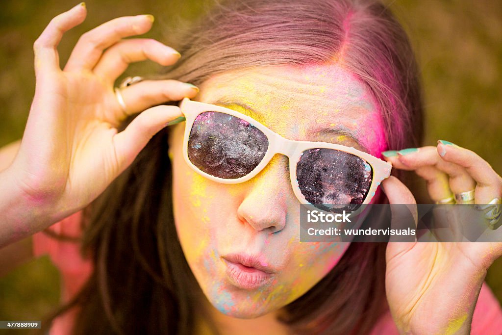 Garota Hipster com óculos de sol no Holi Festival - Foto de stock de Adolescente royalty-free