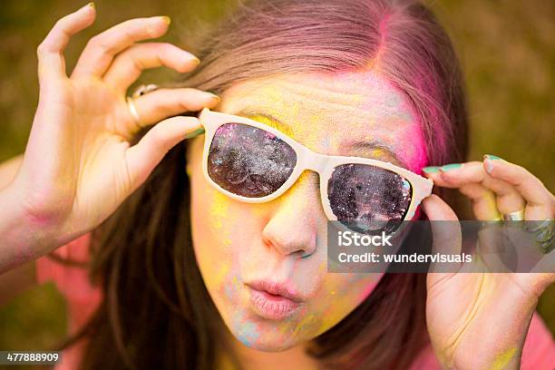 Hipster Menina No Festival Holi Com Óculos De Sol - Fotografias de stock e mais imagens de Adolescente - Adolescente, Adolescência, Adulto