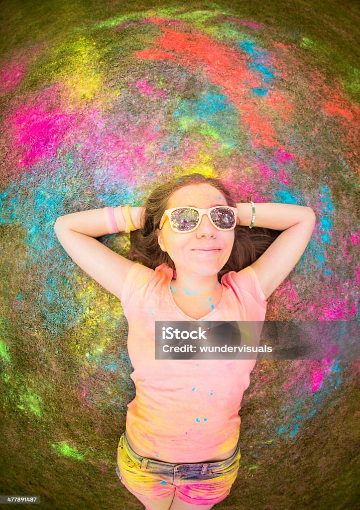 Fisheye image de fille de holi festival de couleurs vives avec cabinet de toilette - Photo de Adolescence libre de droits