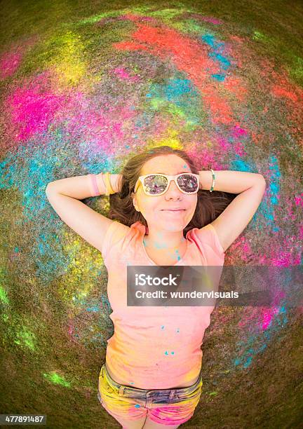어안 이미지 여자아이 At 홀리 패스티발 색상화 파우다 누워있기에 대한 스톡 사진 및 기타 이미지 - 누워있기, 다중 색상, 명랑한