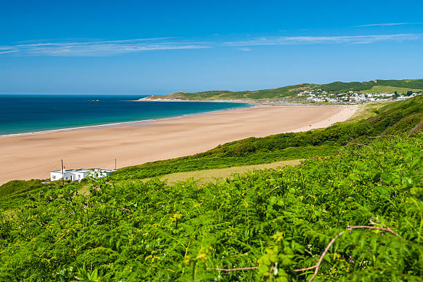 splendida vista di woolacombe bay - woolacombe foto e immagini stock