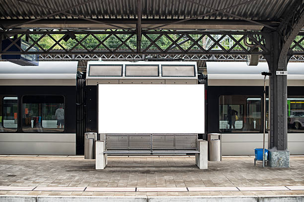 Puste billboard w Szwajcarii train station – zdjęcie