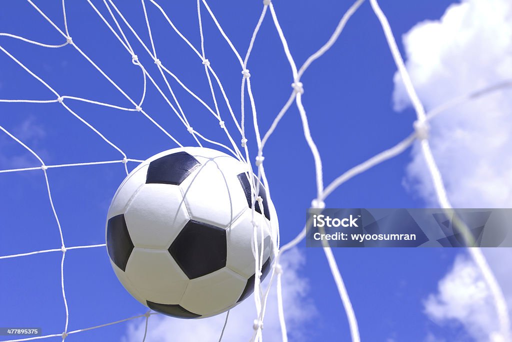 Pelota de fútbol en net en cielo azul - Foto de stock de Actividad libre de derechos