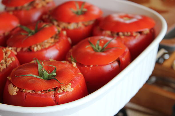 faszerowany pomidory na biały danie do pieczenia 2 z 2 - stuffed tomato zdjęcia i obrazy z banku zdjęć