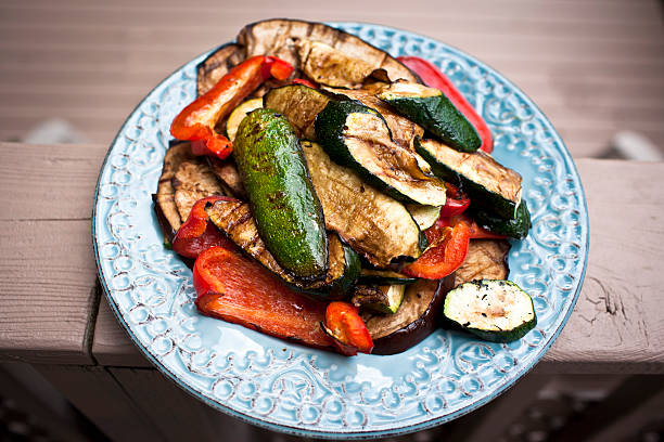 verdure grigliate - grilled outdoors zucchini balsamic vinegar foto e immagini stock