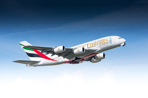 airbus a380 emirates airline - boeing stock-fotos und bilder