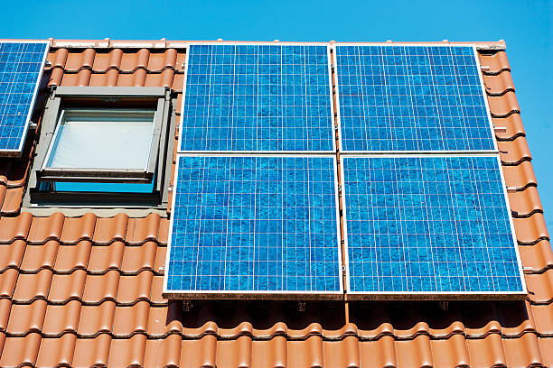 panel solar en alemán en contra el cielo azul en el último piso - fuel cell solar panel solar power station control panel fotografías e imágenes de stock