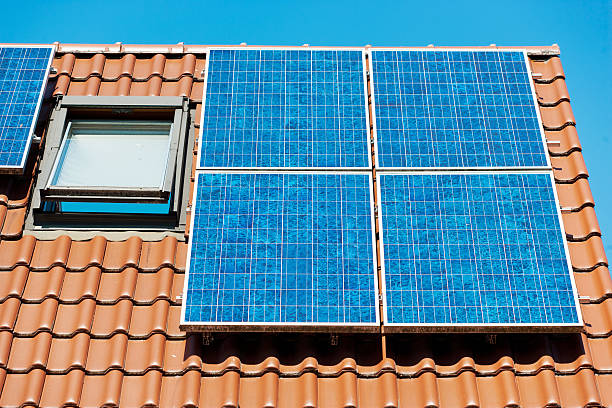 pannello solare sul tetto tedesco contro chiaro cielo blu - fuel cell solar panel solar power station control panel foto e immagini stock